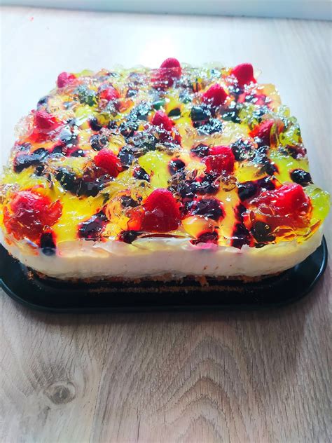 Keto sernik z truskawkami i borówkami