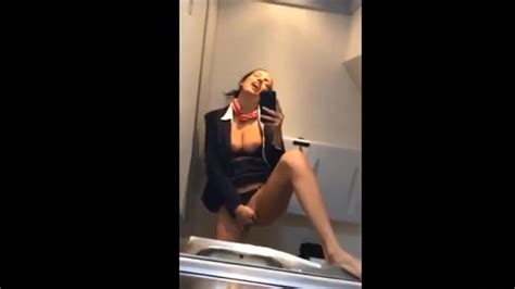 Hostes kız havada olan uçakta mastürbasyon yaptı Sürpriz Porno Hd