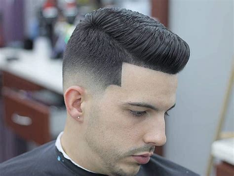 Nesse estilo de corte, a linha do degradê mais acentuado fica bem no meio da lateral da cabeça taper fade. Top 50 Comb Over Fade Haircuts for Guys (2020 Hot Picks}