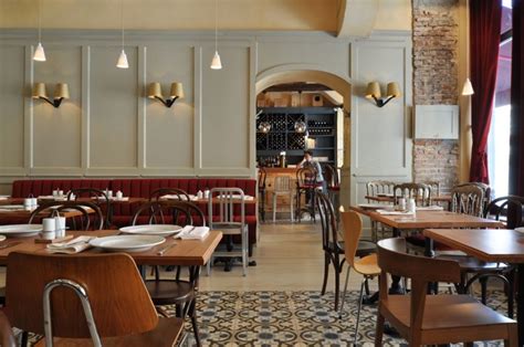 Cafe architecture and interior design, including coffee shops and small restaurants in towns, parks, concept stores, museums and delicatessens. Cafe Interior Design | La Bonne Bouche Bistro | Corvin ...