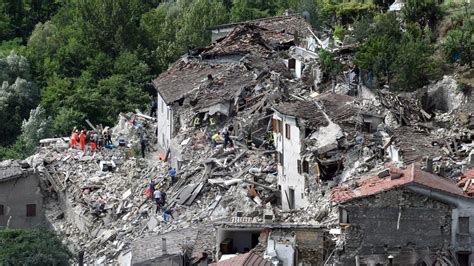 Powerful Earthquake Strikes Central Italy Video