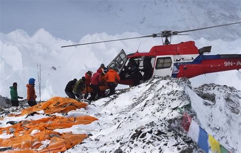 Nepal Earthquake Mount Everest Avalanche Wounded Get Rescue Choppers