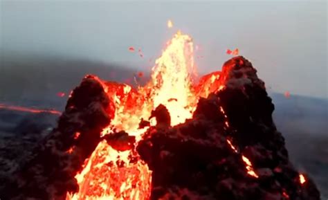 لقطات جوية للحظة ثوران بركان في أيسلندا (فيديو)