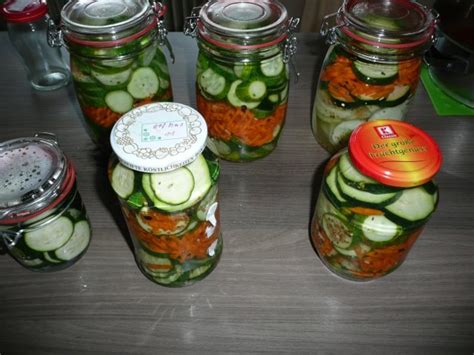 Einkochen im backofen , gläser berühren sich. Einkochen : Gurken, Zucchini, Karotten. - Rezept - kochbar.de