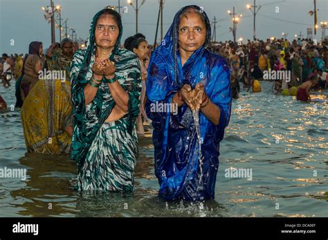 Las Mujeres Que Toman Un Baño En El Sangam La Confluencia De Los Ríos Ganges Yamuna Y