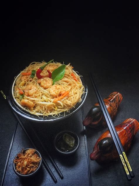 Quickly add hot water to the paste mixture. TOM YUM FRIED BIHUN(RICE NOODLES)