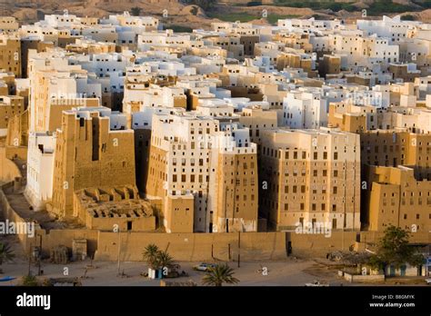 Shibam In Wadi Hadramaut Yemen Stock Photo Alamy