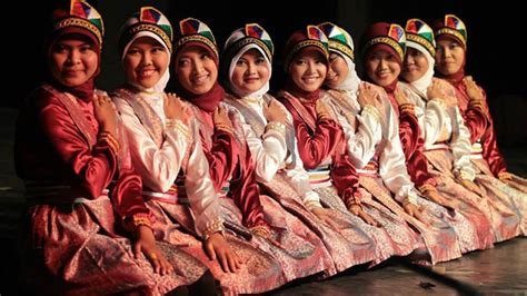 Tari rakyat dan tari tradisional banyak menggunakan pola ini. Pola Lantai Tari Legong - IlmuSosial.id
