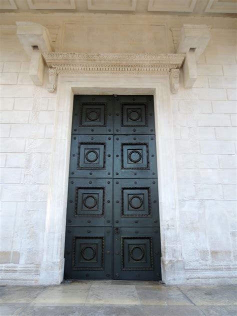 Maybe you would like to learn more about one of these? Maison Carree Nimes Interior : Roman History In Nimes La ...