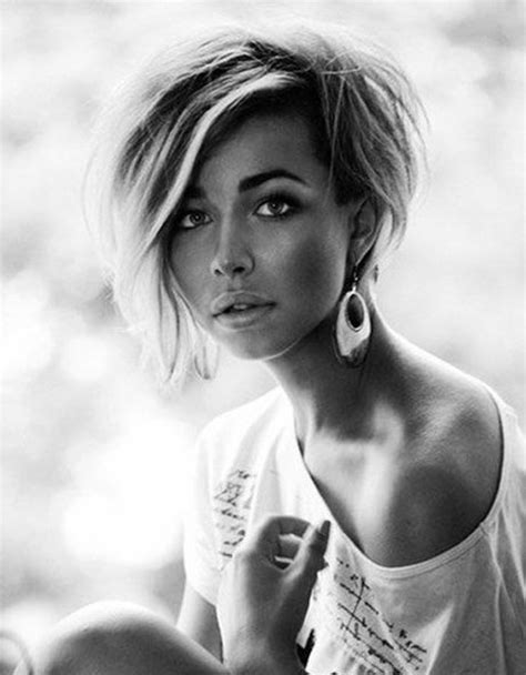 Préférez un carré plongeant assez court pour donner encore plus d'harmonie à votre visage. Coupe carré dégradé : idées pour une coiffure tendance