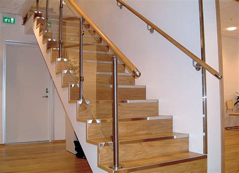 Edelstahl gewinnt im modernen treppenbau immer mehr an bedeutung. H&K Treppenrenovierung: Holztreppengeländer renovieren? So ...