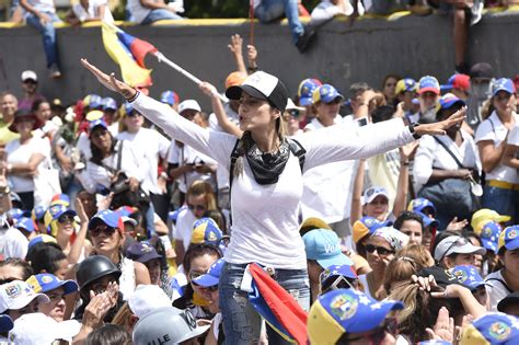 Mujeres Venezolanas Marchan Contra La Represión Y Por La Paz