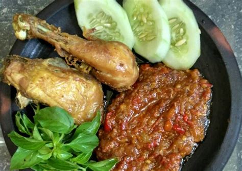 Resep bebek goreng sambal terasi mp3 & mp4. Resep Ayam Goreng Sambel Lalapan oleh Tiya Wulan - Cookpad