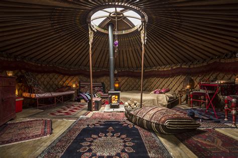 •portable, a yurt with a twelve foot (3.7m) (or larger) diameter can be easily carried in a small car, on a horse. 10 posti magici immersi nel verde, dove godersi un weekend di relax! | Londra Da Vivere : il più ...