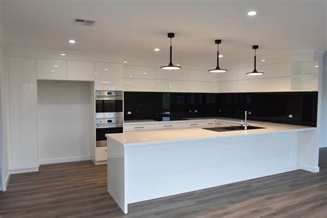 Simple yet sophisticated white modern farmhouse kitchen with wood topped island and rattan stools. This classic black and white kitchen with a gloss finish ...