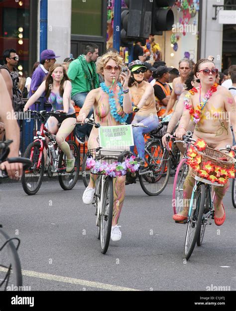 Nackt Fahrrad fahren durch Straßen von London zu protestieren Abhängigkeit vom Erdöl und