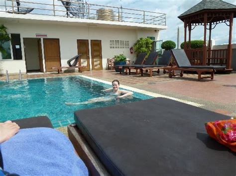 While staying at rambuttri village inn & plaza, visitors can check out temple of dawn (wat arun) plus, rambuttri village inn & plaza offers a rooftop pool and free breakfast, providing a pleasant. rambuttri village inn pool - Bild von Rambuttri Village ...