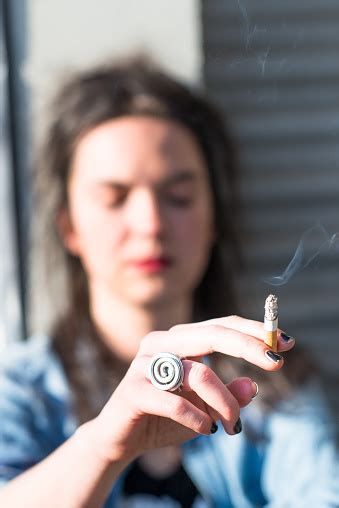 즐기는 시가렛형 손으로 여자아이 담배에 대한 스톡 사진 및 기타 이미지 담배 바람 부분의 Istock