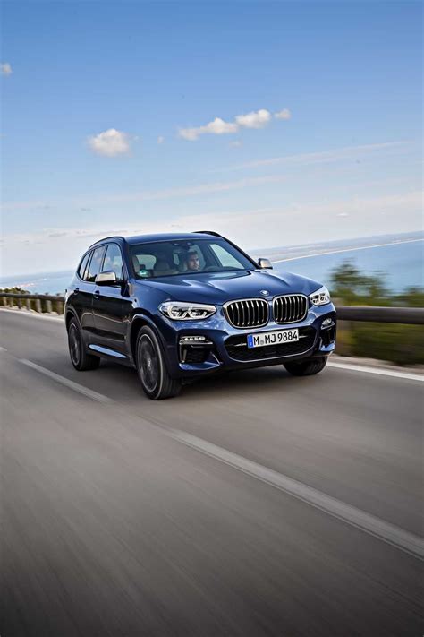 However it came about, the result is a refreshing whiff of dynamic nostalgia encased in a modern wrapper. The new BMW X3 M40i, Phytonic Blue (10/2017).