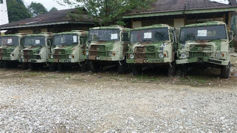 Steyr puch pinzgauer 712k test drive for sale by autohaus of naples, please contact us for this or any other vehicle at. Pinz's sitting in a yard - THE PORTAL HUB - Pinzgauers ...