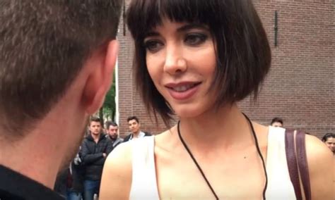 Milo Moiré lartista svizzera che si fa masturbare dai passanti VIDEO Velvet Gossip