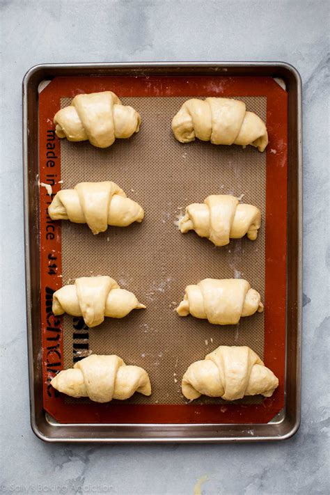 Raccoon vous apprends a prononcer croissant. How to Make Croissants - Sallys Baking Addiction