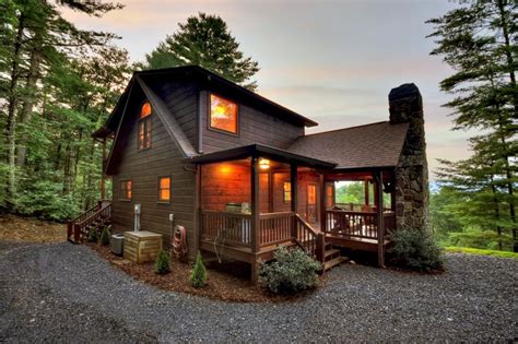 Luxury, 5 star, budget, long term, short term, weekend breaks Mountain High Lodge in Blue Ridge - North GA Cabin Rental