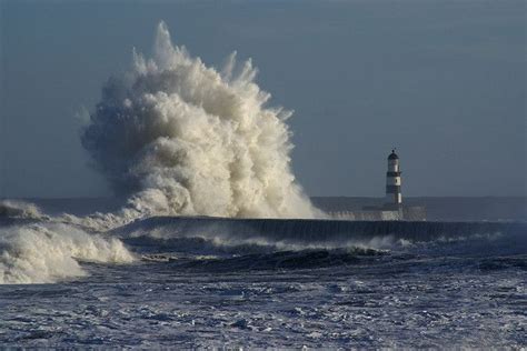 Giant Waves On The Seafront At Seaham County Durham Маяк Волны Солдаты