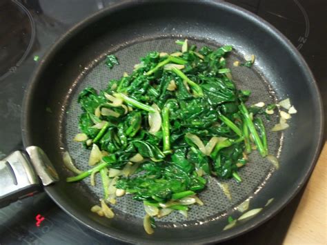 Las espinacas son una de las verduras típicas de nuestra gastronomía. Cenas fulleras 4: Hojaldre de espinacas y queso de cabra ...