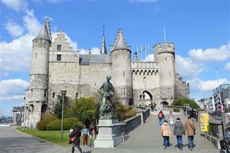 Het verhaal van de persoon moet dus mee gebracht worden. DE SINJOREN HETEN U WELKOM - Antwerpse Stadsgidsen