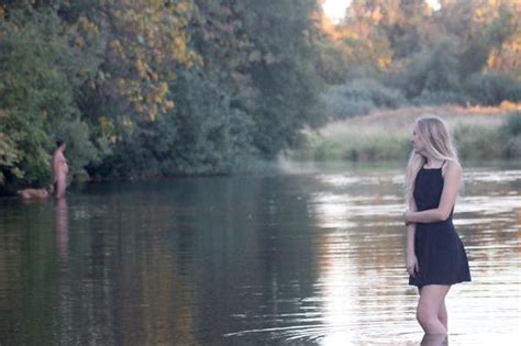 Oregon Girl S Senior Pics Accidentally Featuring A Naked Guy Go Viral Oregonlive Com