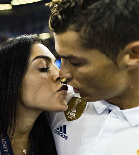 Cristiano Ronaldo Y Georgina Rodríguez Celebran La Victoria Del Real Madrid Con Un Besito