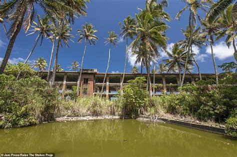 Inside The Abandoned Coco Palms Hotel In Hawaii Which Once Welcomed