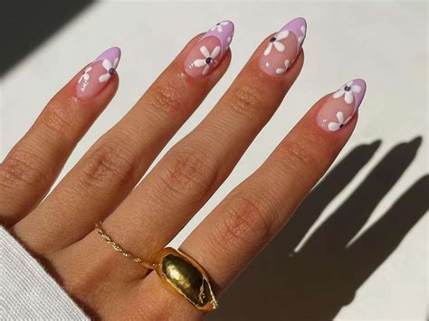 12 Retro Flower Nail Designs For A Groovy Spring Manicure