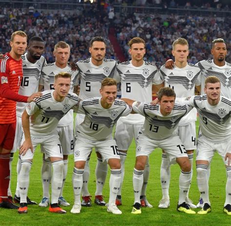 Wobei letzteres die deutlich größere leistung darstellt. Fußball: Nationalspieler suchen Fannähe: Müller und Co ...