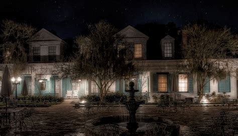 Here Are 6 Real Life Haunted Houses That Everyone Needs To Go To