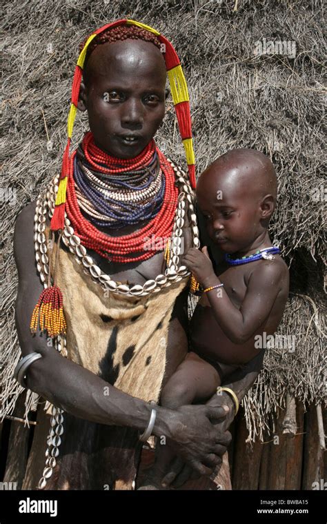 African Tribewoman With Baby Hi Res Stock Photography And Images Alamy