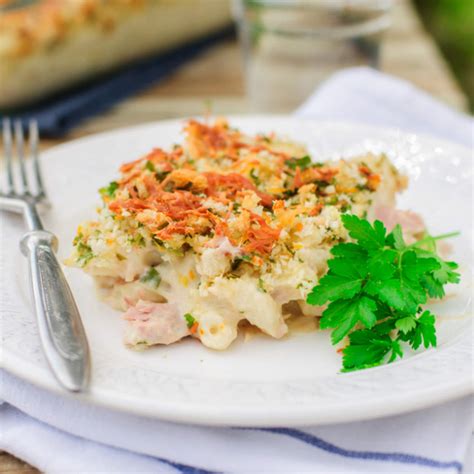 These cakes take the brunch staple of smoked salmon and turns it into a filling dish best served on lemony greens. Recipe For Smoked Fish Mornay | Besto Blog