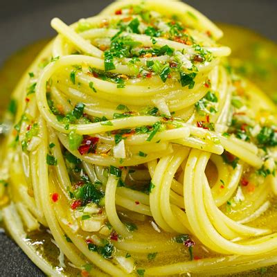 Like i've mentioned, it is an easy italian food and if you are after quick lunch ideas or prepare arugula pesto over the weekend and store it in your fridge. Spaghetti aglio, olio e peperoncino | Chef in Camicia