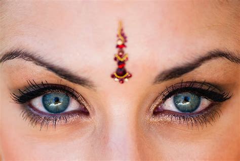 क्या बिंदी लगाने के इन फायदों के बारे में जानते हैं आप reasons why wearing a bindi is also