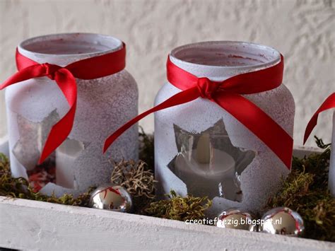 Een bergje wit zout op een blaadje gieten en dit door er met een stuk stoepkrijt overheen te gaan van een mooi kleurtje voorzien. Creatief bezig: Kerststerren | Kerstmis knutselen bovenbouw, Kerstmis knutselen, Kerst potjes