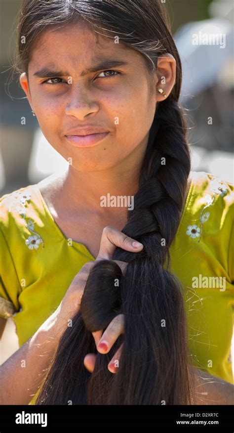 Indische Bauerndorf Mädchen Ihr Langes Haar Zu Flechten Andhra Pradesh