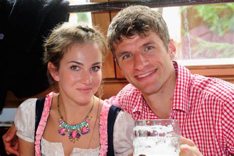 This is the national team page of fc bayern münchen player thomas müller. Thomas Müller: Frau an seiner Seite - Lisa Müller bleibt ...
