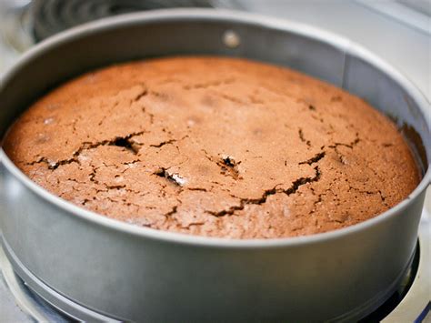 Una torta che mette d'accordo tutti, grandi e piccini, da decorare a proprio piacimento con l'aggiunta di panna, glassa al cioccolato o cioccolato bianco, frutta fresca. Torta al cioccolato con 1 uovo Bimby TM31 | TM5