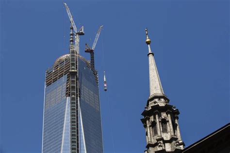 Spire Hoisted Atop New Yorks One World Trade Centre The Globe And Mail
