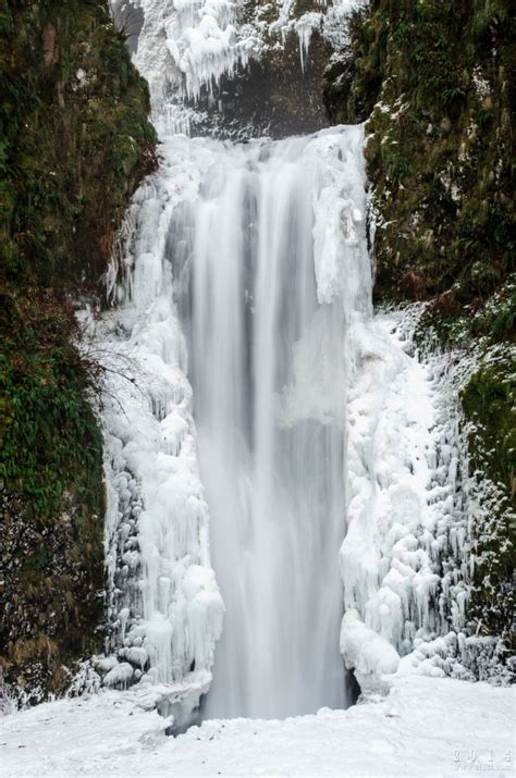 9 Photos Of Portlands Frozen Multnomah Falls