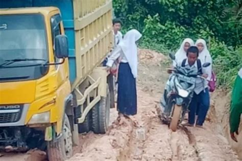 Jalan Berlumpur Dan Rusak Parah Siswa Di Desa Sako Dan Napal Putih