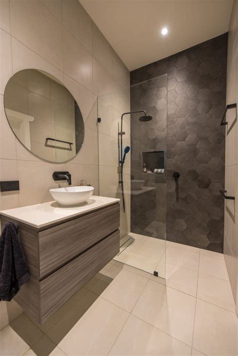 A small ensuite bathroom usually is a little bit difficult to design because of its small space. Ensuite project: a spacious design - Completehome