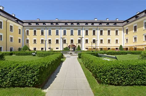 Jetzt wohnungen, häuser und gewerbeflächen mieten, kaufen oder inserieren » das größte angebot an immobilien findest du bei immoscout24. Mondsee | Herrschaftlich Wohnen im Schloss Sotheby's ...