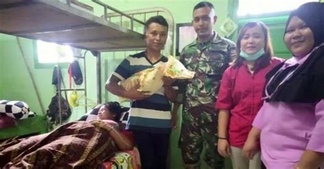Seorang Ibu Warga Muting Melahirkan Di Pos Satgas Yonif Mr 411 Barki Papuaus Papua Untuk